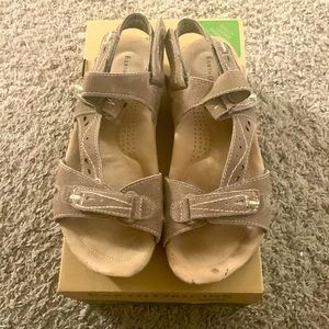 Lightly worn Earth Origins Sedona Brown “Sophie”sandals, Size 8.5